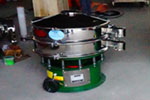 800型单层三次元振动筛，产量可达800kg/h。