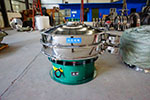 1200型三次元振动筛，产量可达2100kg/h。